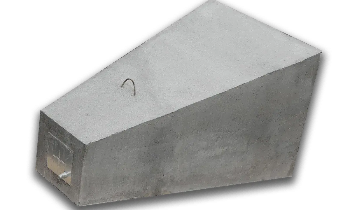 Betonowy reper geodezyjny z metalową płytką i uchwytem.