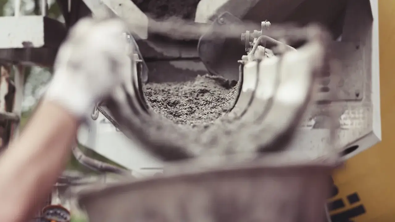 Mieszanka betonu B20 w trakcie produkcji, widoczna w lejku betoniarki.