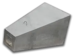Betonowy reper geodezyjny z metalową płytką i uchwytem.