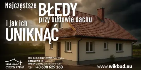 Dom z brązowym dachem i kominem, na tle ciemnego nieba. Napisy: "Najczęstsze BŁĘDY przy budowie dachu i jak ich UNIKNĄĆ".