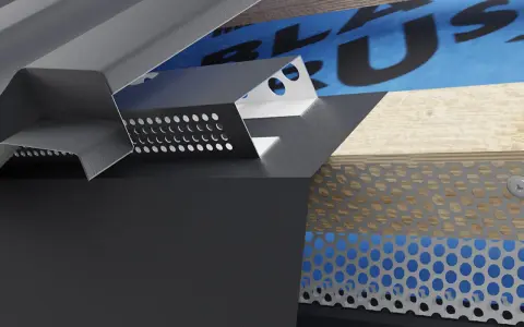 Detale dachu: blacha trapezowa, membrana, drewno i perforowany **dźwigar** wentylacyjny.