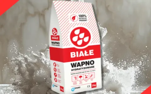 Białe wapno hydratyzowane w worku, rozsypujące się w chmurze pyłu. Idealne do prac budowlanych.