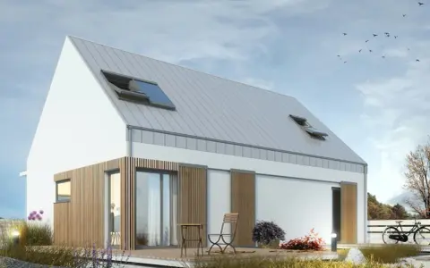 Nowoczesny dom z drewnianymi elementami i szarym dachem, przypominający architektoniczny monolit. Na tarasie stolik i krzesło.