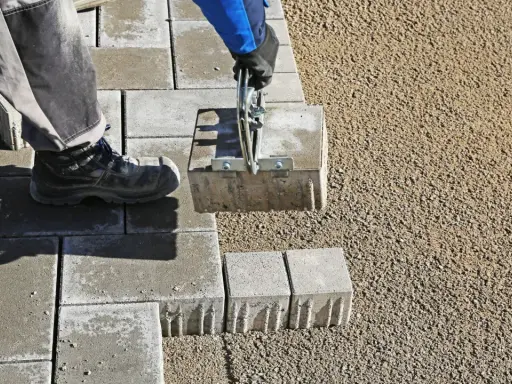 Podsypka pod kostkę: Piasek, żwir, cement? Wybierz trwałość!