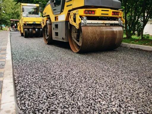 Walec drogowy zagęszcza świeżo położoną nawierzchnię. To praca, która wymaga precyzji, by pospółka tworzyła trwałą drogę.