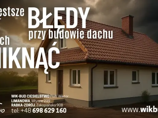Dom z brązowym dachem i kominem, na tle ciemnego nieba. Napisy: "Najczęstsze BŁĘDY przy budowie dachu i jak ich UNIKNĄĆ".