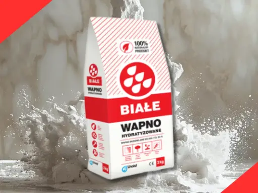 Białe wapno hydratyzowane w worku, rozsypujące się w chmurze pyłu. Idealne do prac budowlanych.