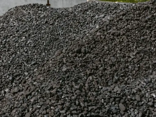Ogromna hałda węgla orzech, gotowa do ogrzania domu.