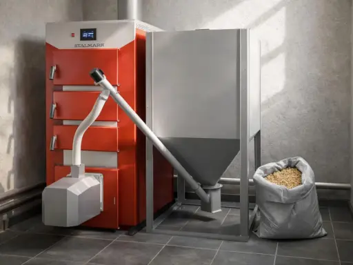 Nowoczesny piec na pellet Stalmark z zasobnikiem i workiem pelletu. Idealny, by wybrać, jaki piec na pellet do domu 120m2 zapewni ciepło.