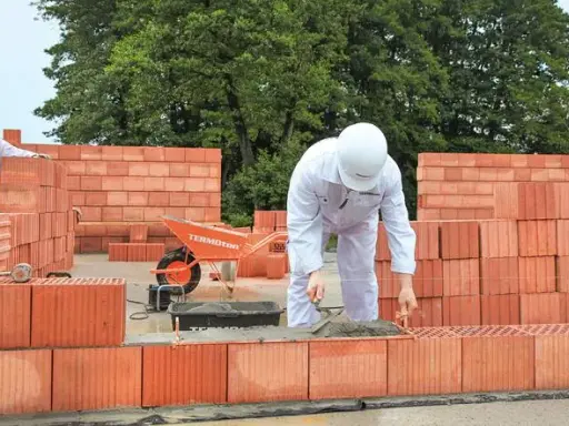 Murowanie: klej czy zaprawa? Koszty, szybkość, izolacja decyzja!