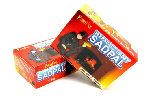Dwa opakowania produktu "Wypalacz sadzy SADPAL" z kominiarzem na tle płonącego kominka.
