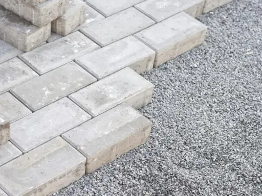 Jaki żwir pod kostkę brukową? Ekspert radzi, by nie żałować